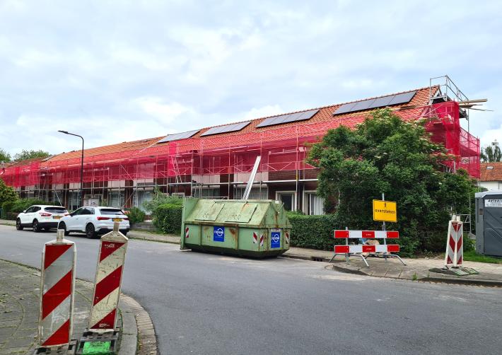 Woningen in de steigers vanwege een verduurzamingsproject in Geeren-Noord