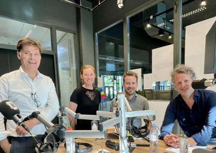 Paul Depla, Joyce Vanderfeesten, Arjen van Drunen en Niels de Beer poseren in de podcaststudio