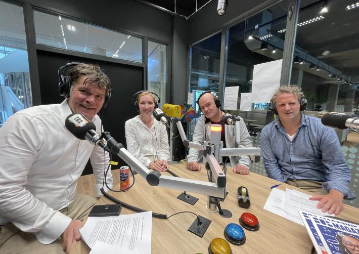 Paul de Depla, Milou, Iwan Dienjes en Niels de Beer tijdens de opname in de podcaststudio