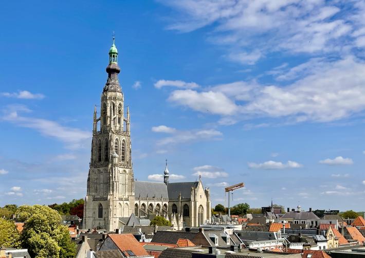 Een luchtfoto van de Grote Kerk in Breda