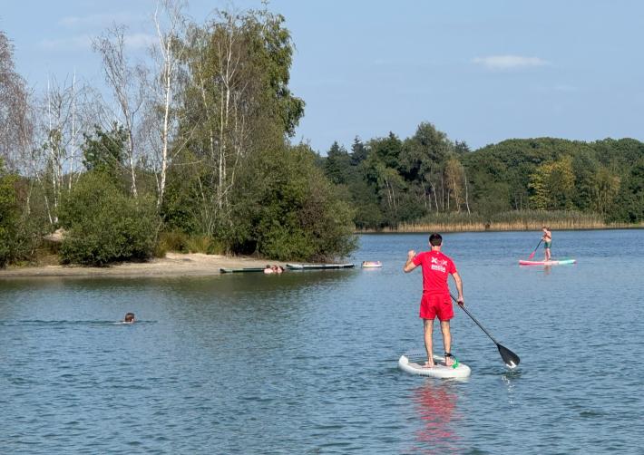 Mensen paddelen op een SUP-plank op de Galderse Meren