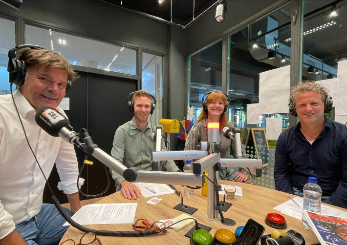 Van links naar rechts: Paul Depla, Evert (Alwel), Celeste van Kastel (Partij voor de Dieren Breda) en Niels de Beer (presentator)