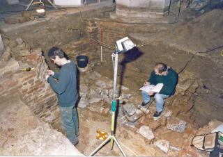 Archeologen documenteren 13e eeuwse funderingen in de Grote Kerk (foto Erfgoedweg Breda).
