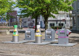 Foto van 5 ondergrondse containers, rest, glas en kleding containers