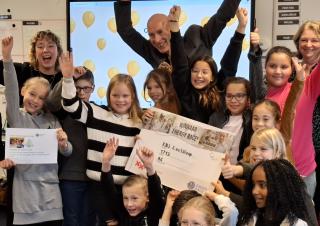 Een aantal leerlingen poseren met de wethouder