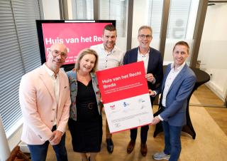 Verschillende betrokkenen poseren tijdens de opening van het Huis van het Recht in Breda.
