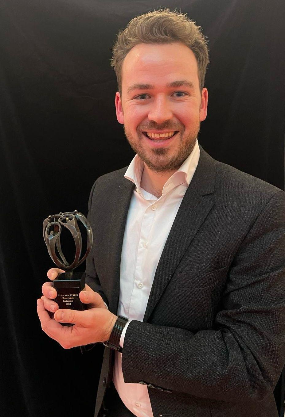Arjen van Drunen beste jonge bestuurder 2023 met trofee