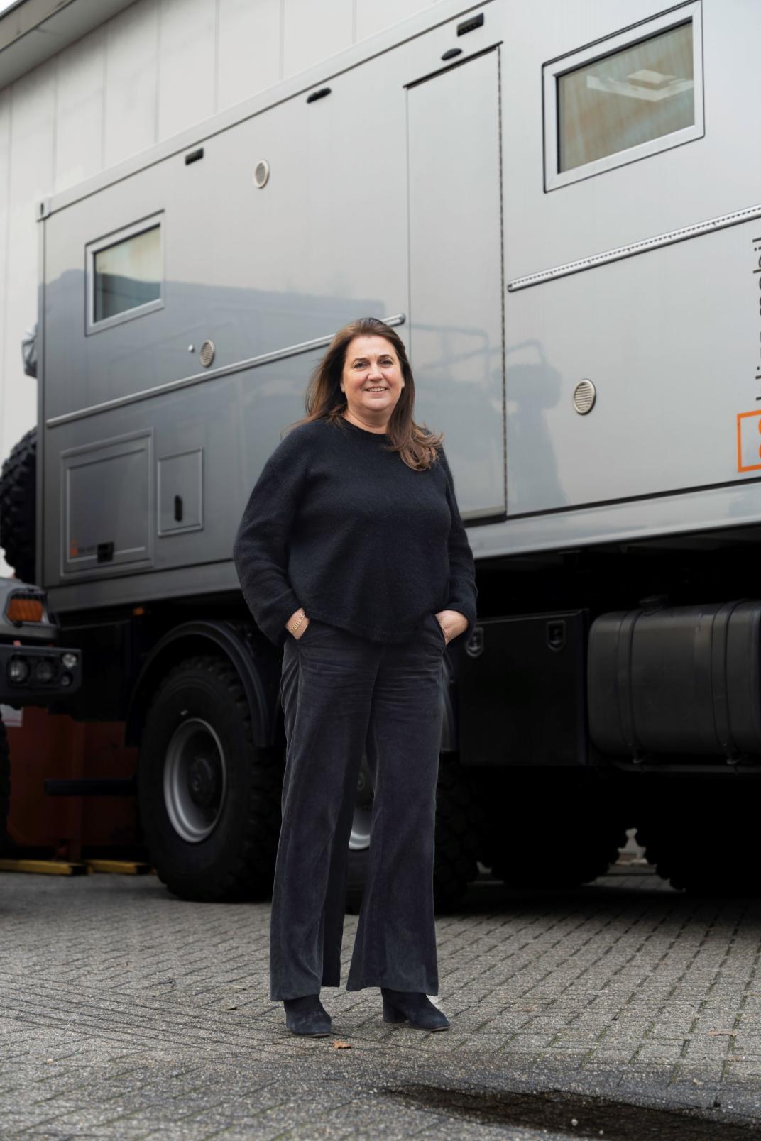 Marleen Hoex bij één van de vrachtwagens
