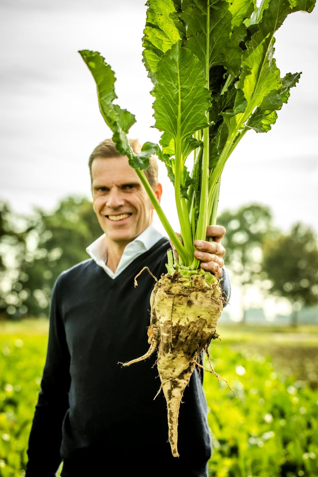 Hans Meeuw van Cosun is bezoek aan bietenakker