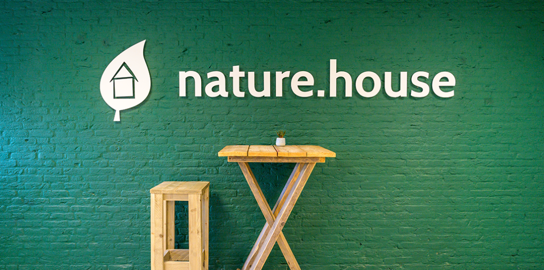 Natuurhuisje logo op wand