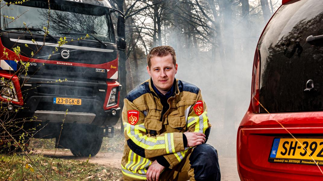Brandweerman bij brandende uitlaat