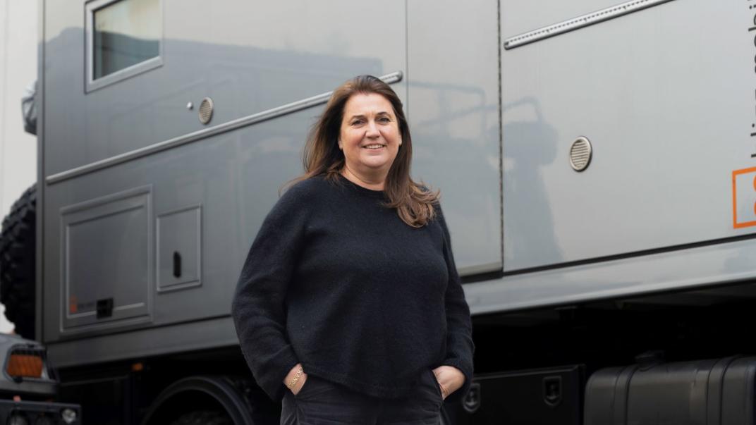 Marleen Hoex bij één van de vrachtwagens